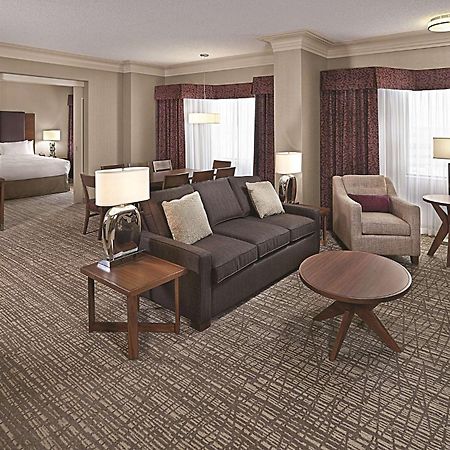 Отель Doubletree By Hilton West Эдмонтон Экстерьер фото