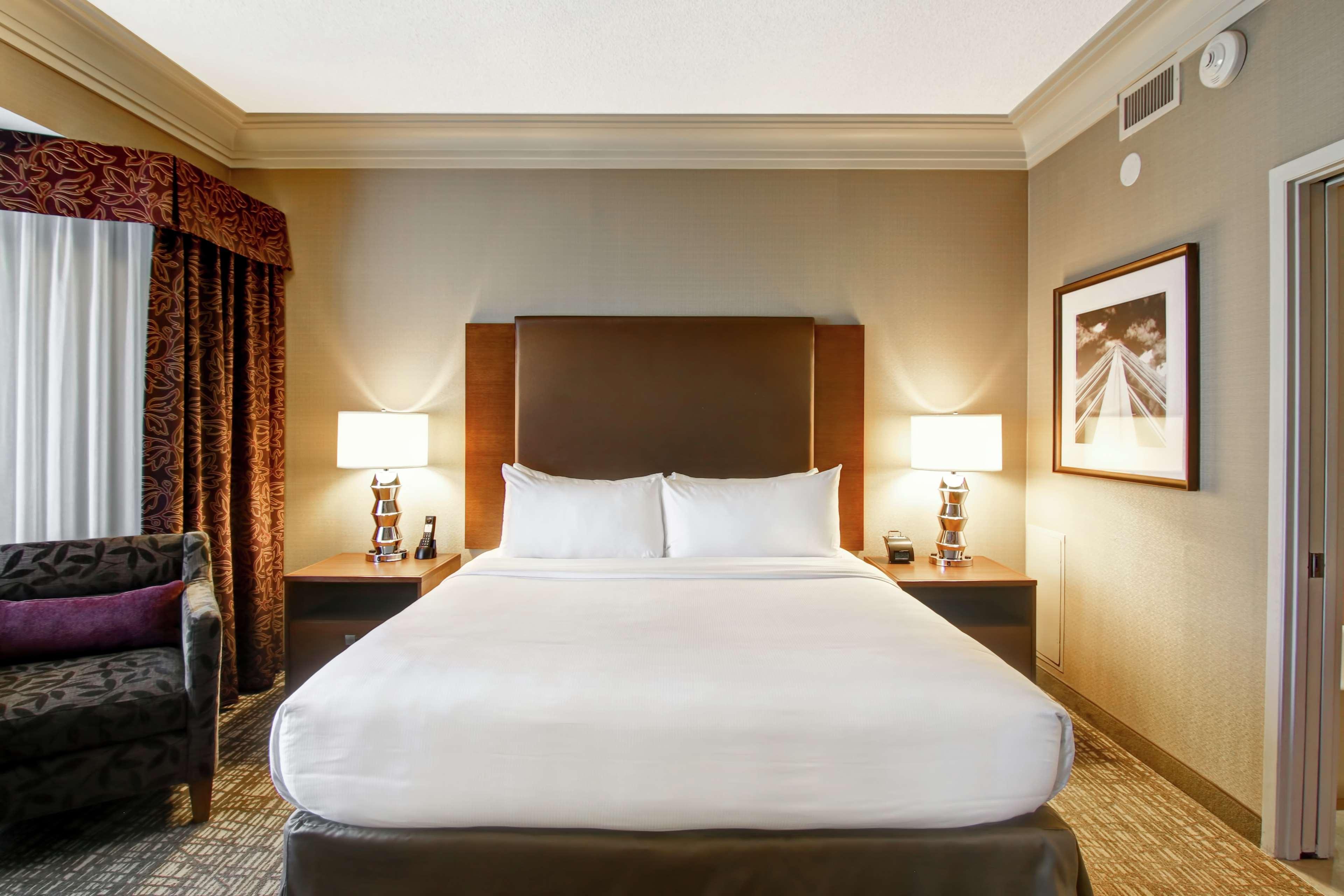 Отель Doubletree By Hilton West Эдмонтон Экстерьер фото